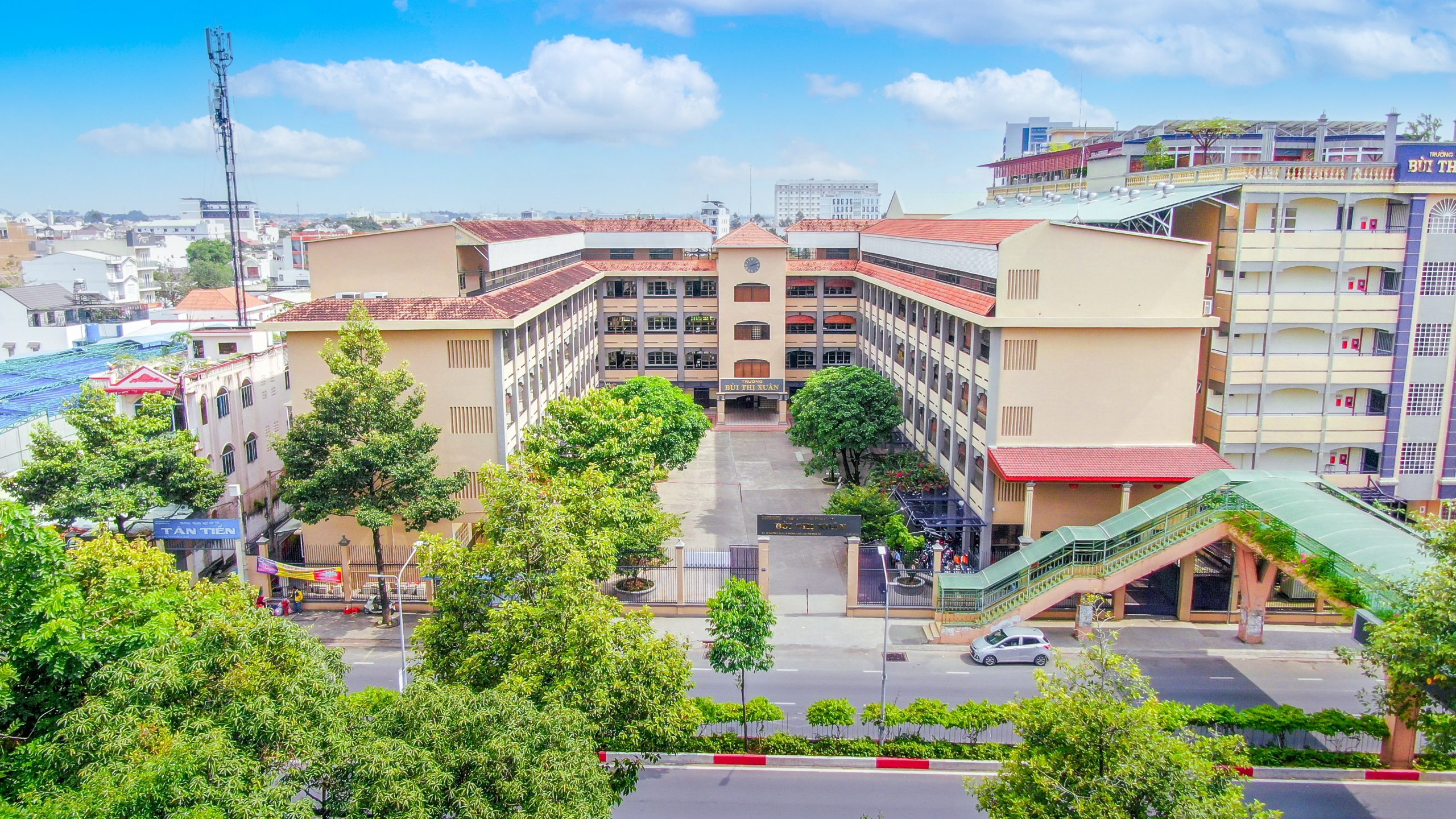 Trường THCS Bùi Thị Xuân cách căn hộ Bcons Tam Hiệp tên thương mại Bcons Central Park hơn 5 phút di chuyển